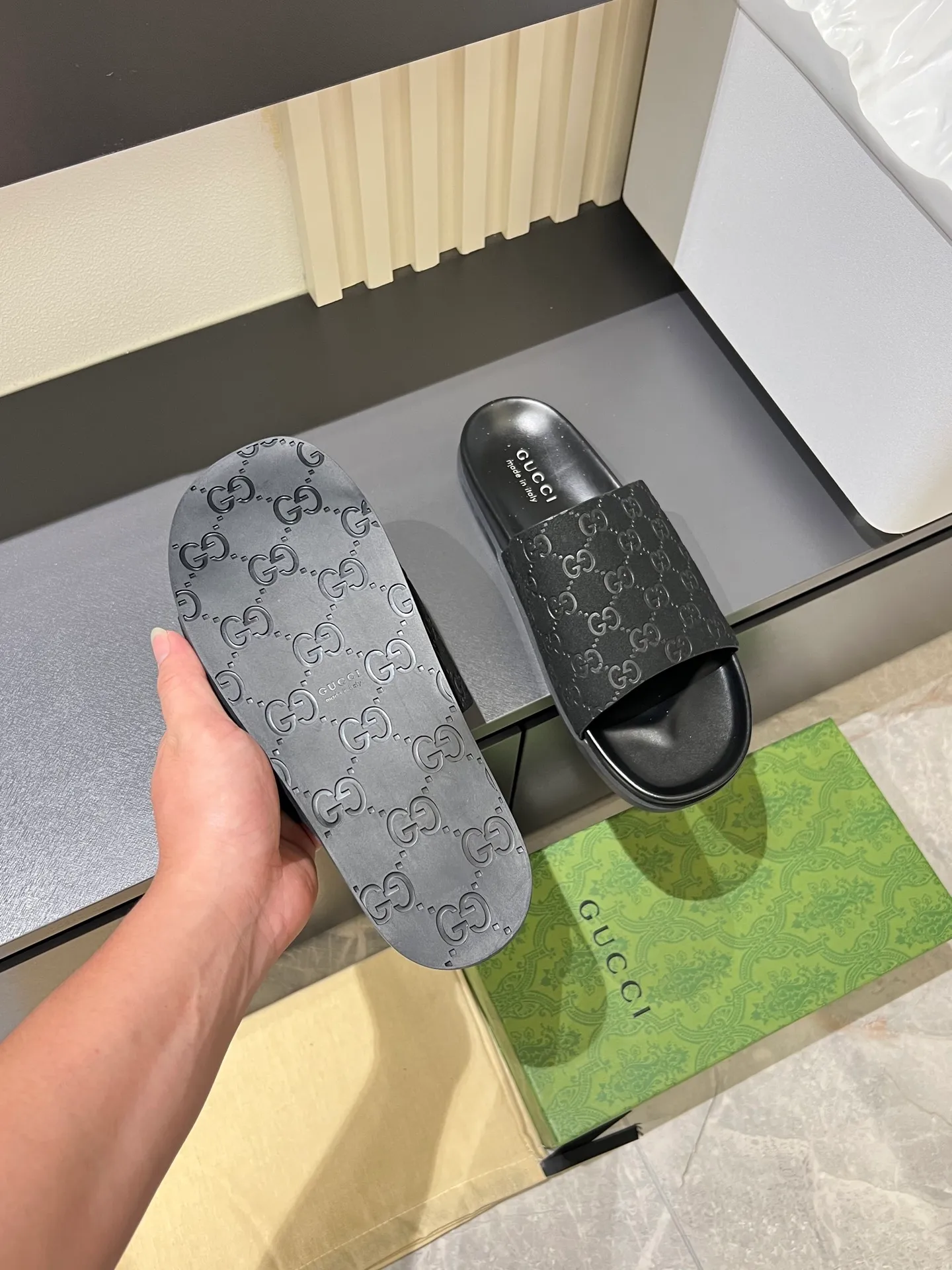 Men's Men's Shoes 💰p320 "GUCC＊" These slippers are made of GG polyester and feature a Gucci label on the front, adding a bold logo feel to the style. "Gucci Made in Italy" stamped label Rubber sole. Size 38-44
